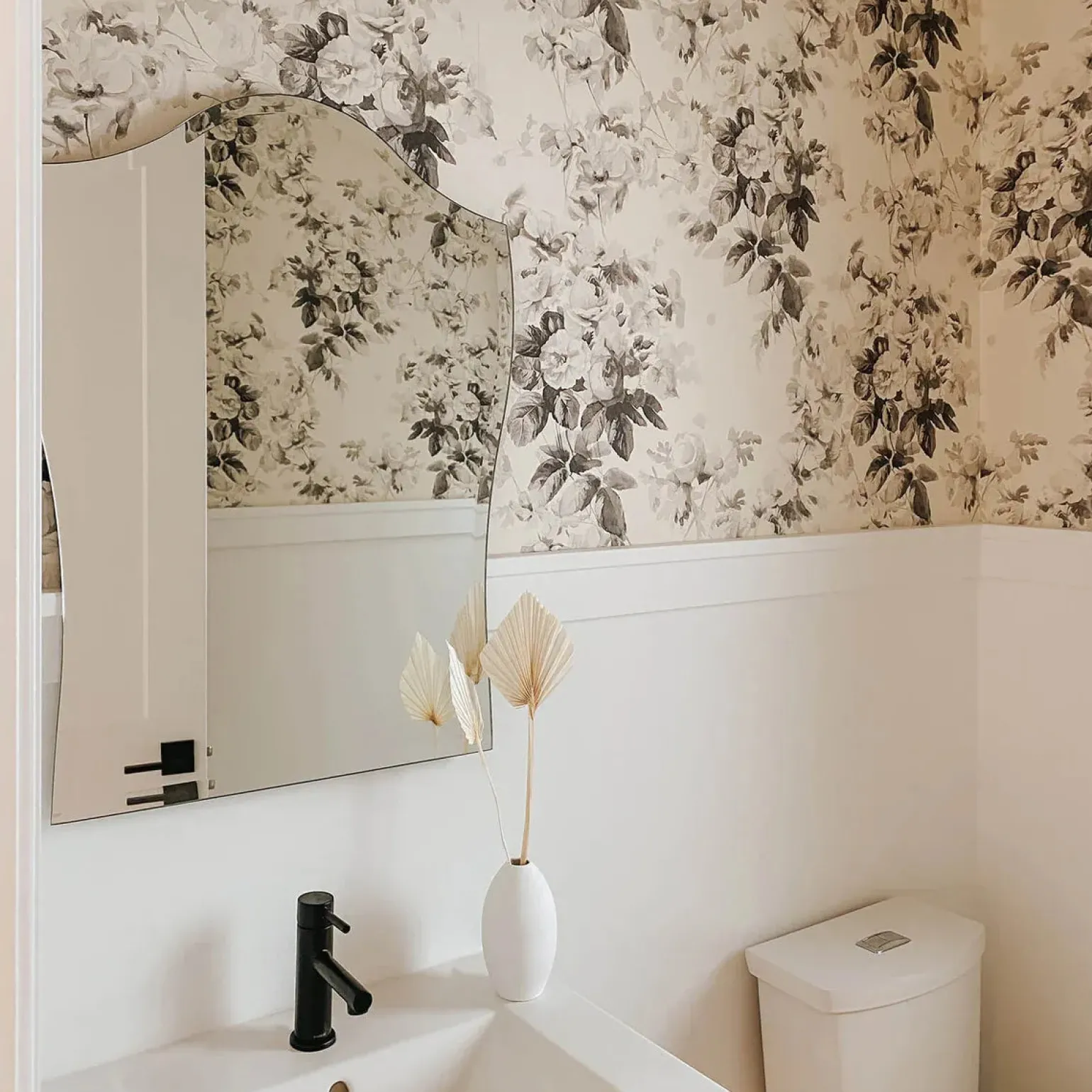 LONDON ROSE Traditional Wallpaper - Smoke Grey